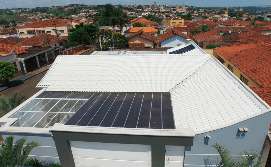 Casa com telhado branco